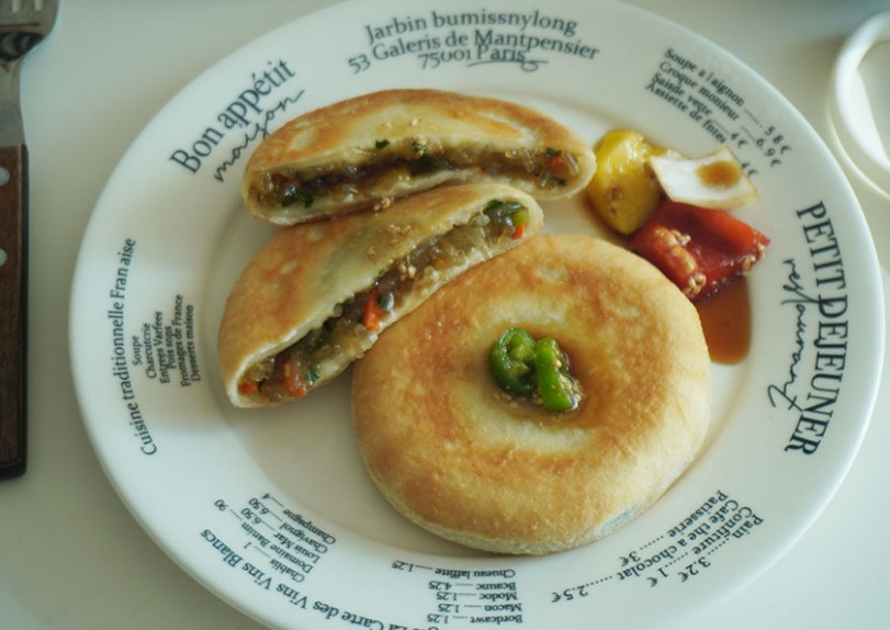 양파간장소스를 곁들여 먹는 잡채호떡