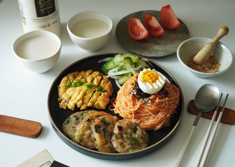 비빔국수와 오이무침과 어울리는 '오징어유채전'