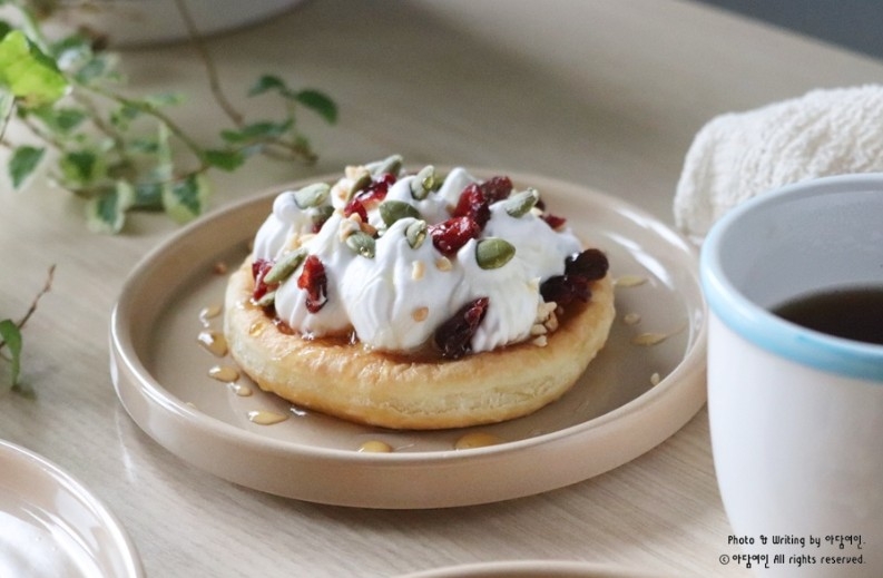 생크림과 견과류가 올라간 사옹원 씨앗 호떡