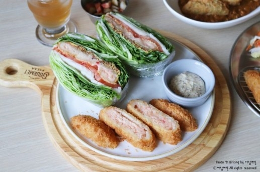 蟹肉奶油。 鸡肉三明治。