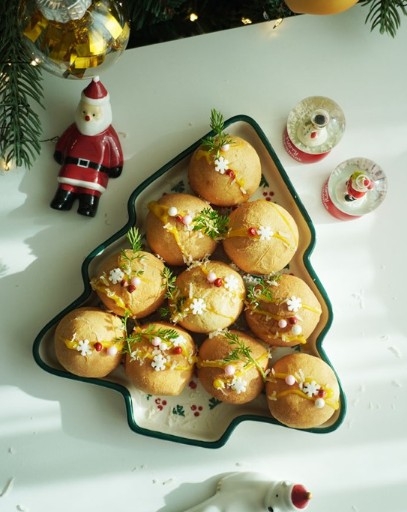 由莫扎里拉奶酪球制成的'奶酪球树'