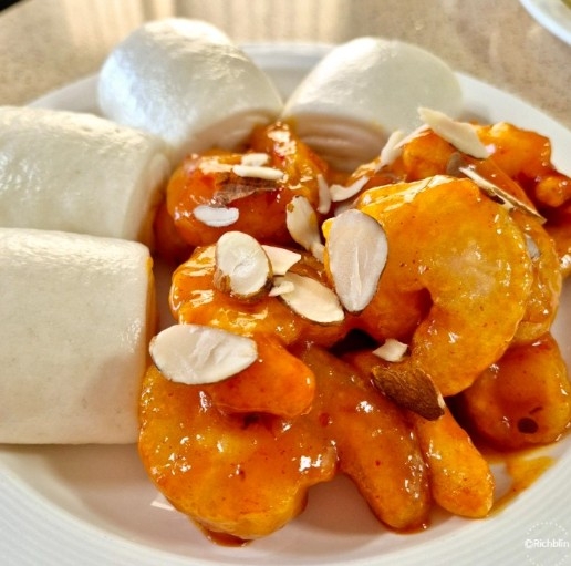 由辣椒虾制成的花包