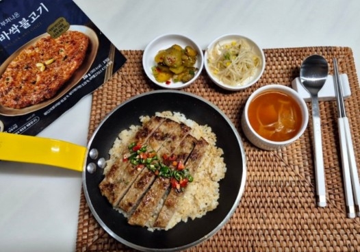 阴阳风格的烤肉。 酱油黄油饭。