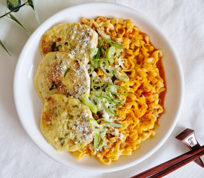 Fresh vegetable egg pancake. 'Spicy Chicken Noodles'