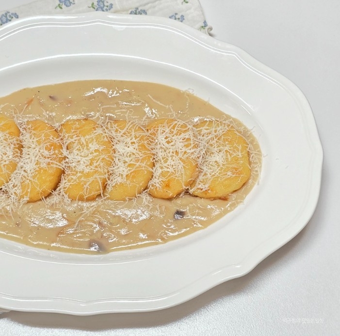 Home-st<x>yle restaurant menu: “Cream Sauce Potato Gnocchi.”