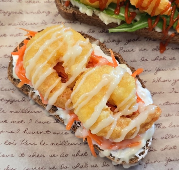 全粒粉パン、ニンジンラッフ。 「エビトースト」