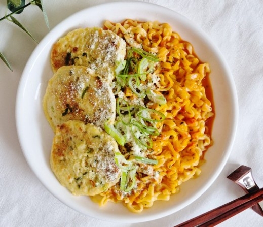 新鮮野菜卵パンケーキ。 「ヤンニョムチキン麺」