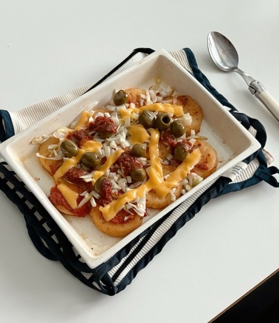 ニョッキで作った「オリーブチーズニョッキピザ」。