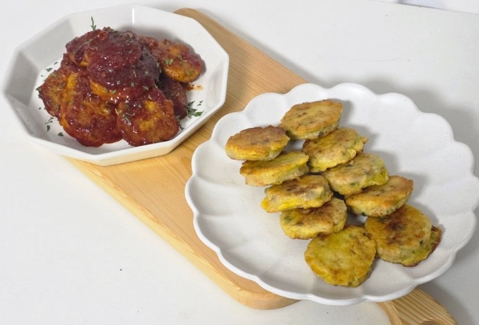 ヤンニョムチキンソースで和えた、卵衣のピリ辛肉団子。